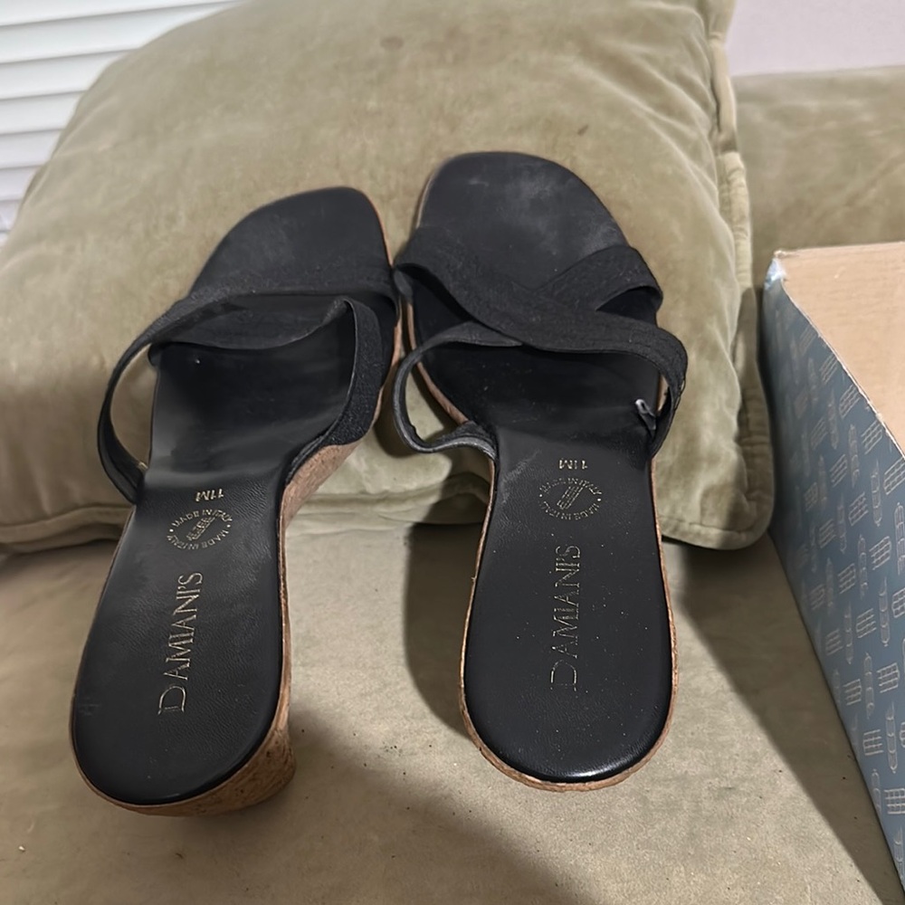 Black Sandals with Sleek Design and Comfort